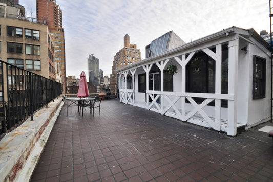 Eine Holzhütte mit Sicht auf New Yorks Skyline
