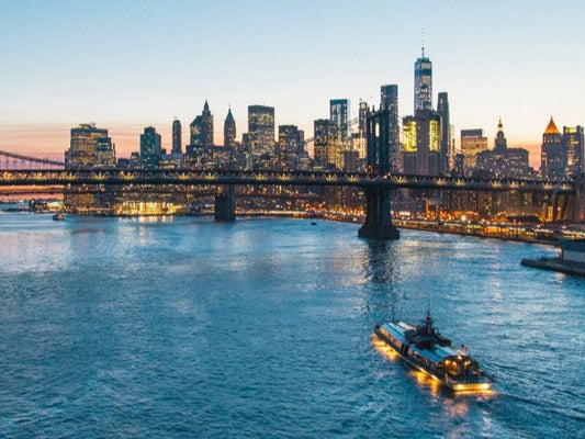 Bateaux New York Dinner Kreuzfahrt mit Live Band nach Sonnenuntergang