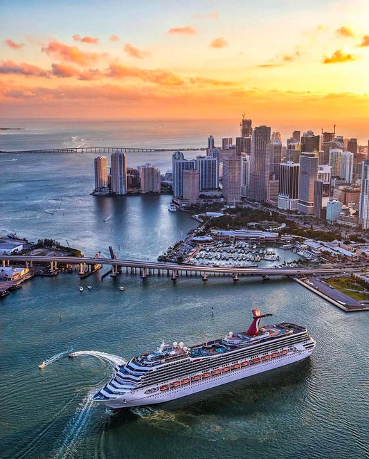 Eine unglaubliche Dronenaufnahme von Miami, South Beach vor dem Sturm