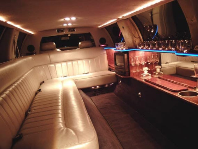 Stretch limo airport transfer 